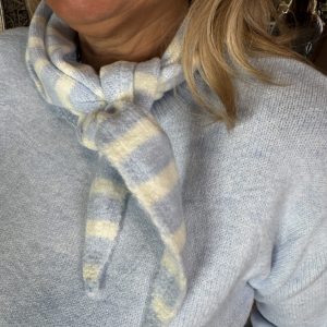 Alternative view of Trui Ayla 128 met Sjaaltje Licht Blauw