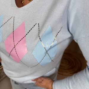 V-Hals Trui Dunya met Ruit 8053 Licht BlauwV-Hals Trui Dunya met Ruit 8053 Licht Blauw