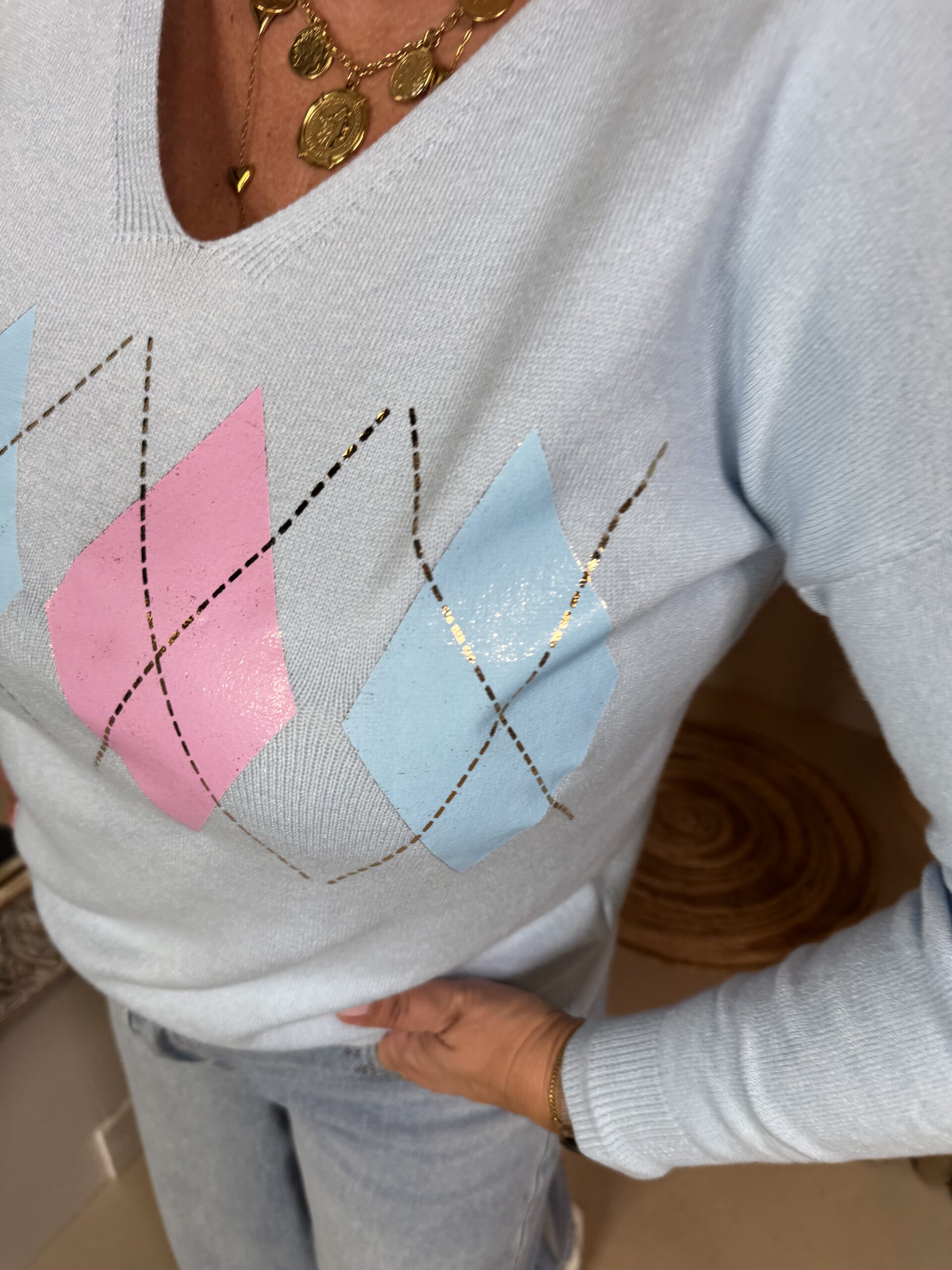 V-Hals Trui Dunya met Ruit 8053 Licht BlauwV-Hals Trui Dunya met Ruit 8053 Licht Blauw