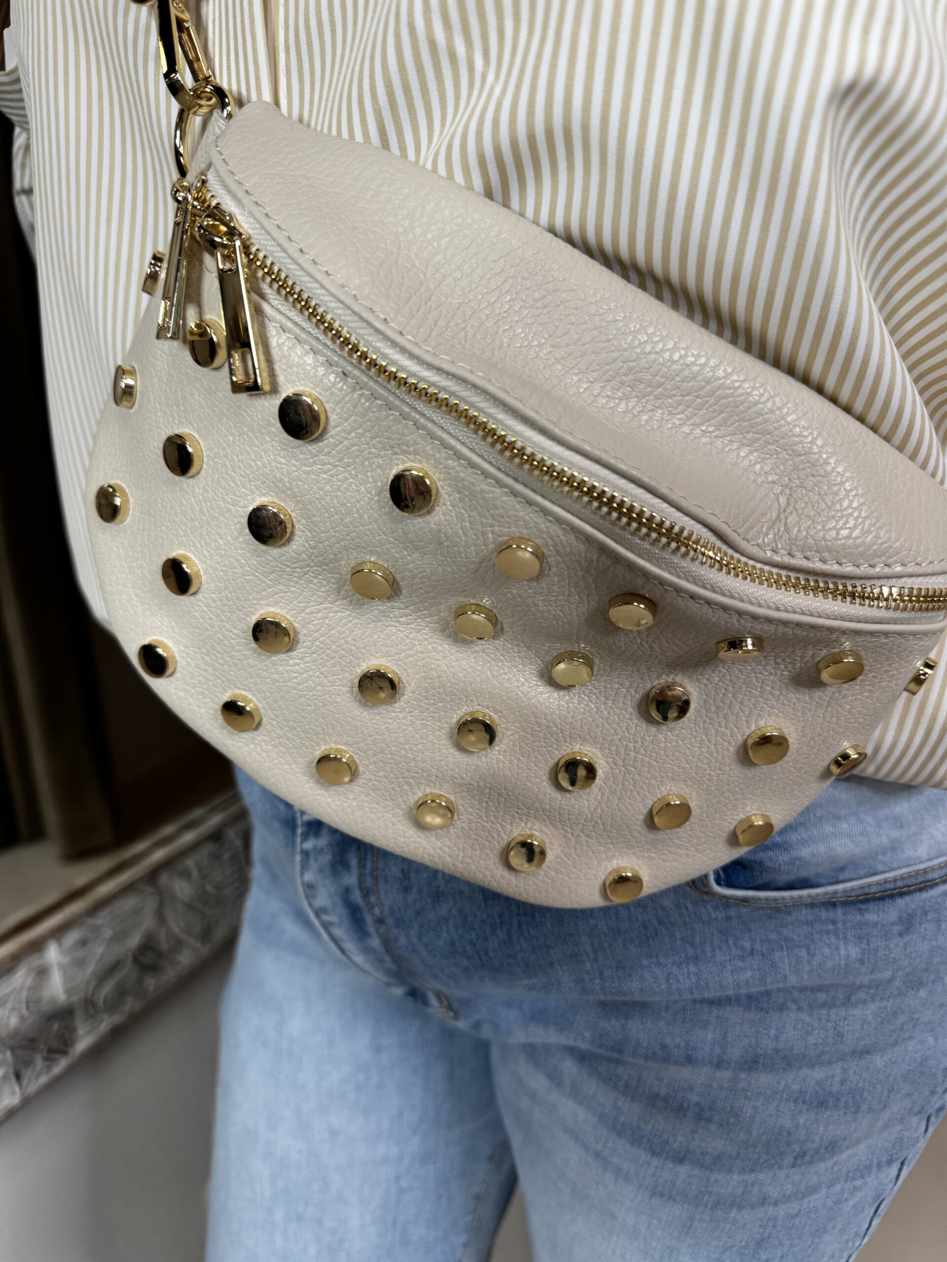 Leren Buidel met Studs Zand