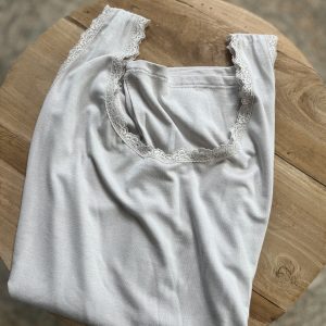 Viscose Hemdje kanten randje Zand 2 voor €19,95