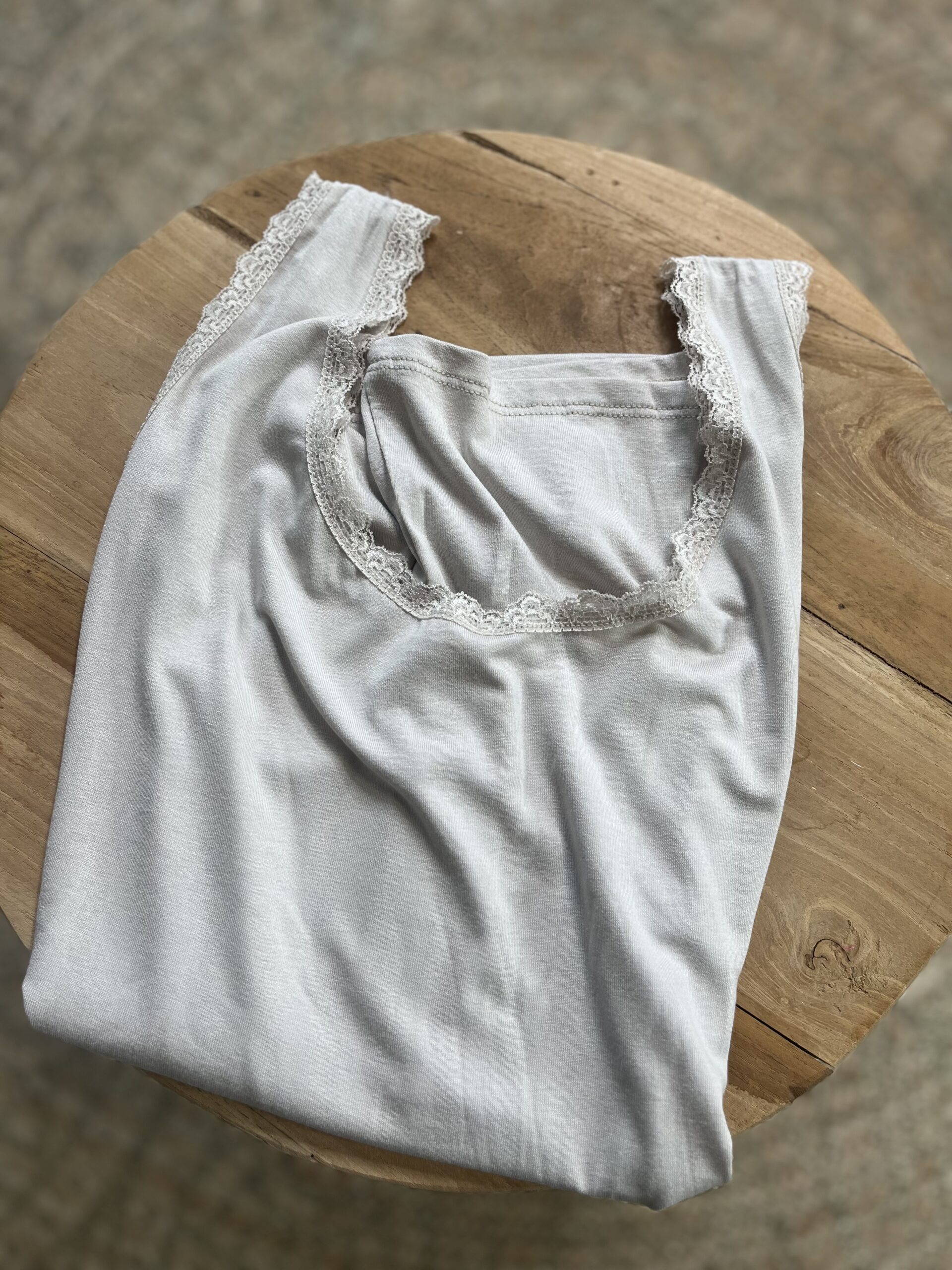 Viscose Hemdje kanten randje Zand 2 voor €19,95