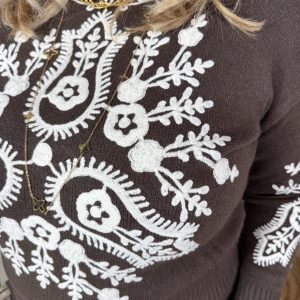 Alternative view of Trui 597 Brianna Bruin/Off-White Borduursel