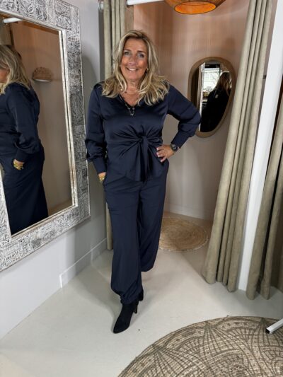 Mi Piace Travelstof Knotted Blouse 202910 Donker Blauw Satijn