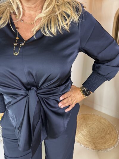 Mi Piace Travelstof Knotted Blouse 202910 Donker Blauw Satijn