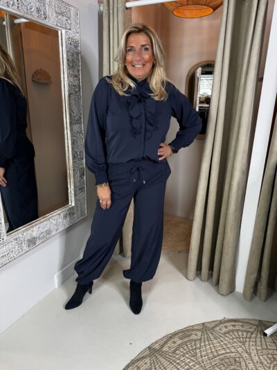 Mi Piace Travelstof Blouse 202930 Ruffle Donker Blauw