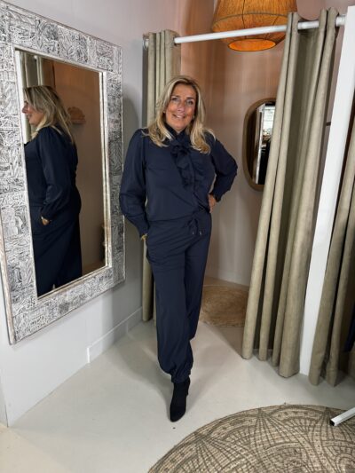 Mi Piace Travelstof Blouse 202930 Ruffle Donker Blauw